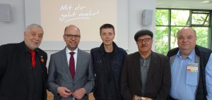 Anlässlich der Staffelstab-Übergabe im Rahmen der Engagement-Kampagne „Mit dir geht mehr!“ konnten wir vom Team #FreiwilligenBörseHamburg gestern ein Foto mit Senator Till Steffen machen. (v.l. nach rechts: Bernd P. Holst, Senator Till Steffen, Christine Kosmol, Hassan Sattarian, Thaddäus Zoltkowski)